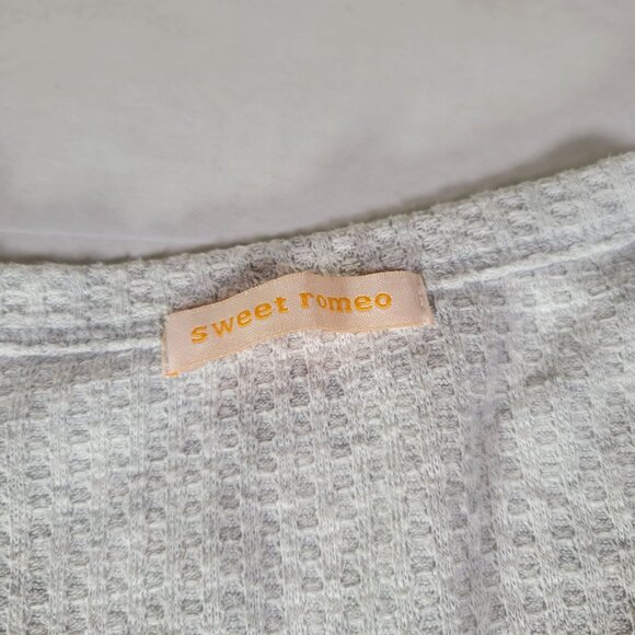 Sweet Romeo Gray Asymmetrical Hem Long Sleeve Waffle Knit Sweater Top Size M - Picture 2 of 7